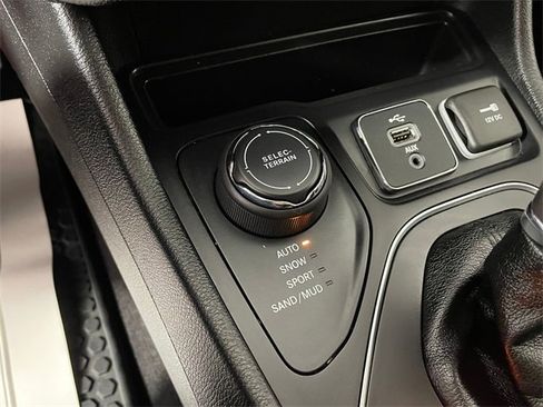 Used 2019 Jeep Cherokee Latitude Plus w/ Comfort/Convenience Group image 10