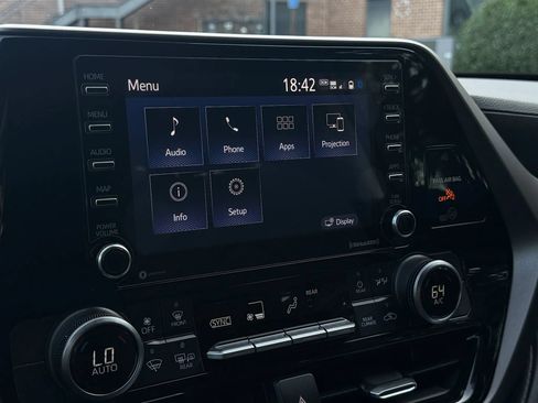 Used 2020 Toyota Highlander L FWD image 27