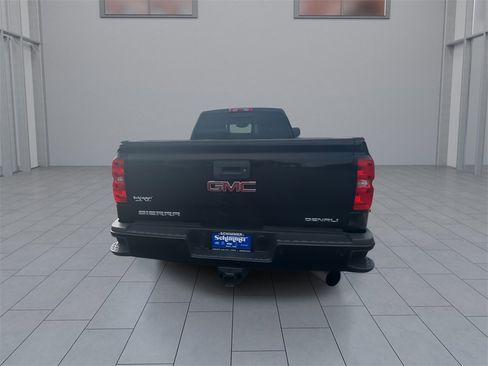Used 2019 GMC Sierra 3500 Denali image 3