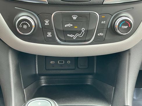 Used 2021 Chevrolet Equinox LS w/ LS Convenience Package FWD image 22