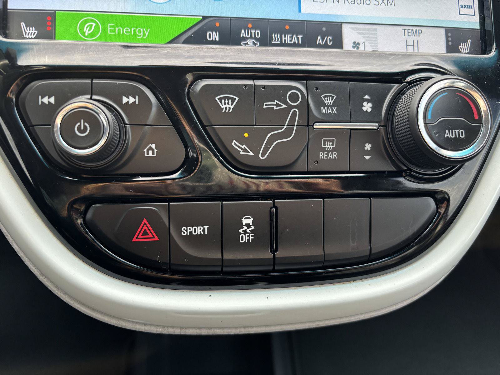 Used 2021 Chevrolet Bolt Premier w/ Infotainment Package FWD image 27