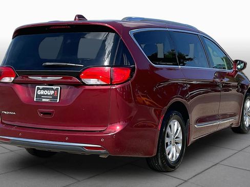Used 2018 Chrysler Pacifica Touring-L FWD image 12
