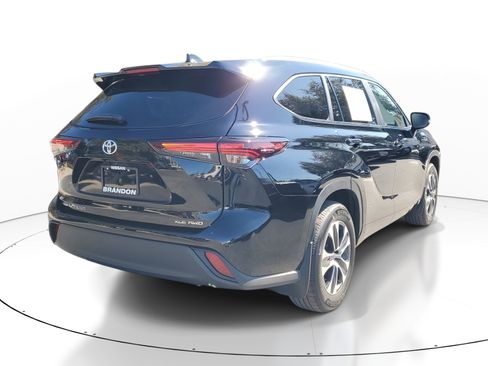 Used 2026 Toyota Highlander XLE image 7