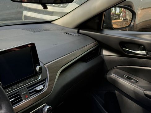 Used 2025 Nissan Altima 2.5 SV image 32