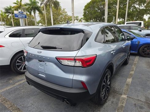 Used 2022 Ford Escape SE w/ SE Sport Appearance Package image 3