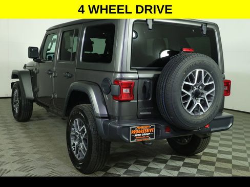 Used 2025 Jeep Wrangler Unlimited Sahara AWD/4WD image 4