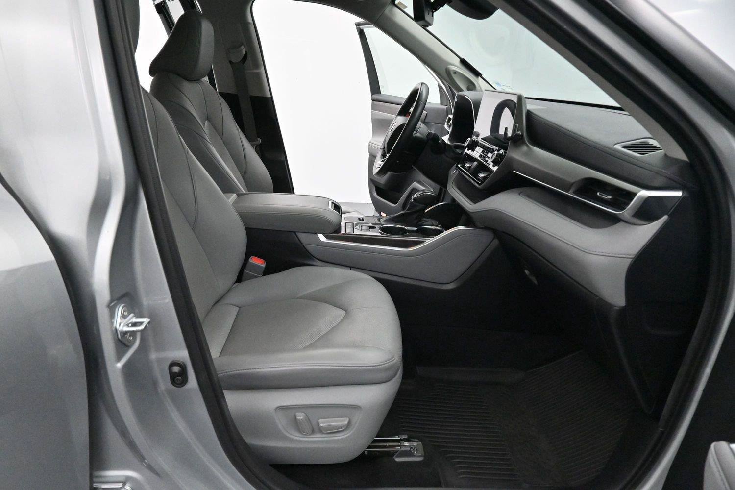 Used 2021 Toyota Highlander Limited FWD image 35