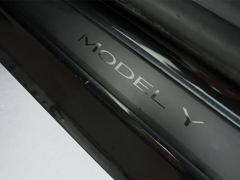 Used 2024 Tesla Model Y 2WD image 29