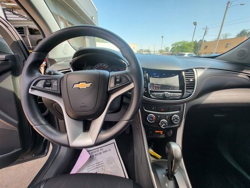 Used 2021 Chevrolet Trax LT w/ LT Convenience Package FWD image 13