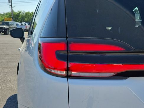 New 2027 Chrysler Pacifica Select FWD image 11