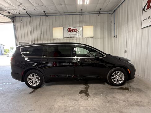 Used 2026 Chrysler Pacifica Select FWD image 1