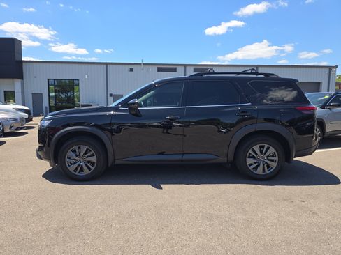 Used 2022 Nissan Pathfinder SV w/ SV Premium Package FWD image 5