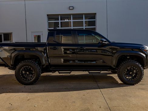 Used 2024 Toyota Tacoma TRD Off-Road AWD/4WD image 10