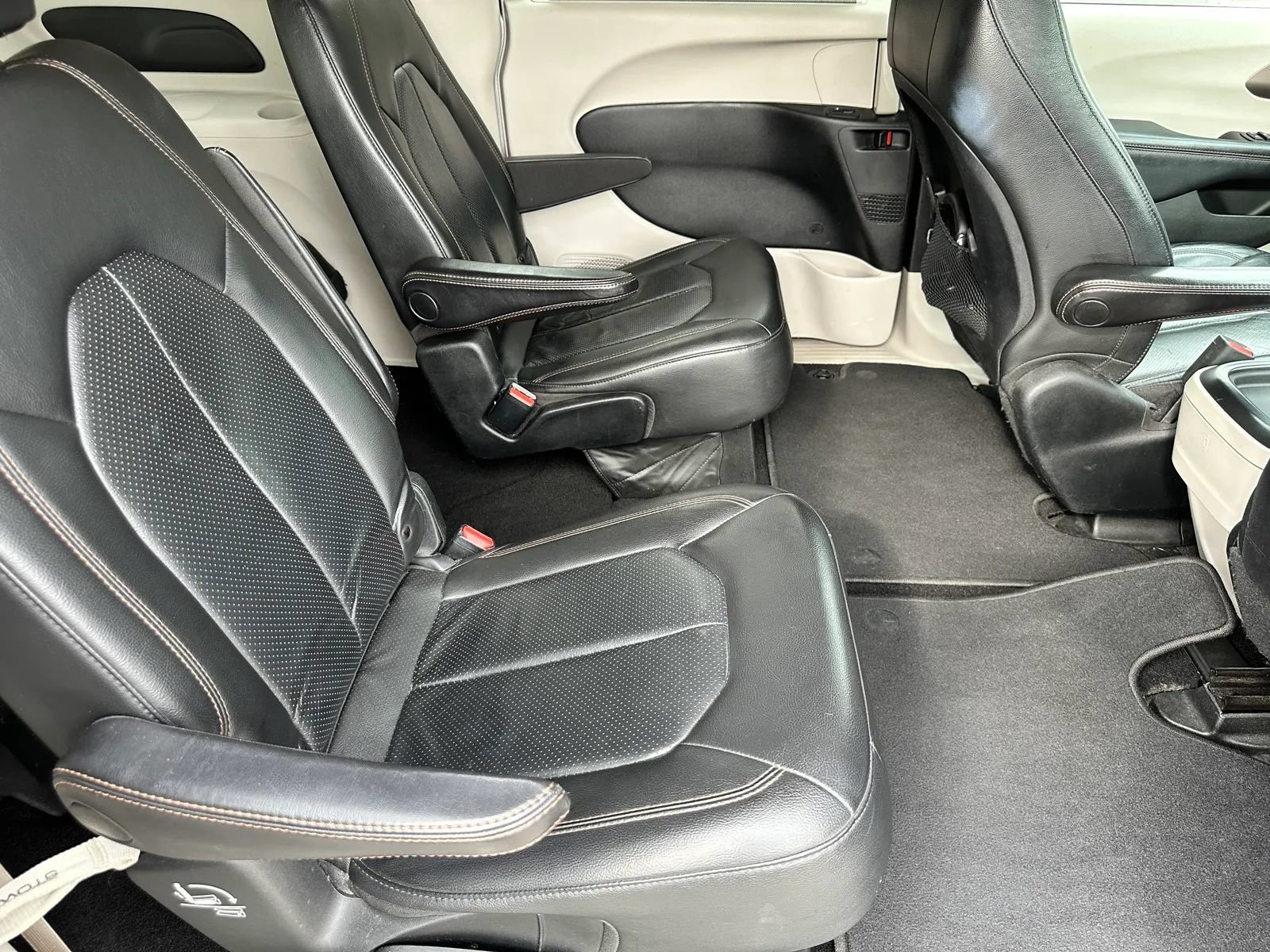 Used 2018 Chrysler Pacifica Touring-L FWD image 22