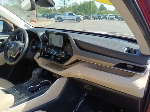 Used 2023 Toyota Highlander XLE FWD image 36