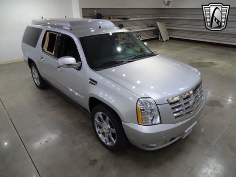 Used 2011 Cadillac Escalade ESV Premium image 8