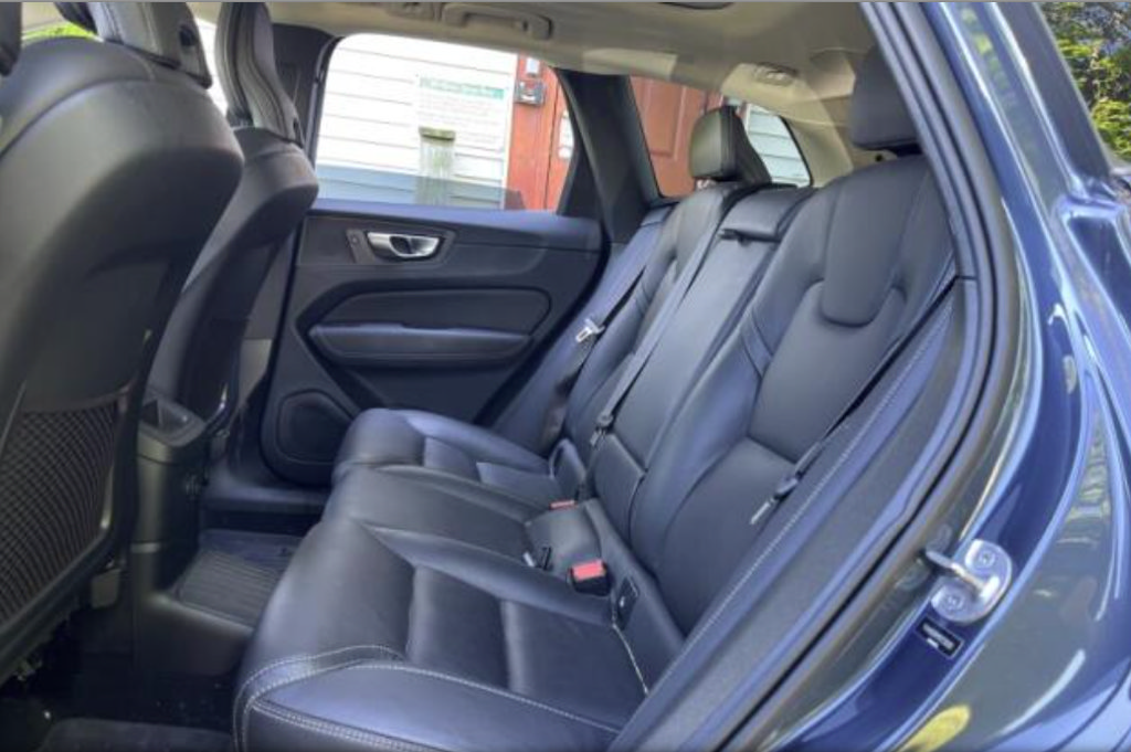 Used 2024 Volvo XC40 B5 Plus w/ Protection Package Premier AWD/4WD image 23
