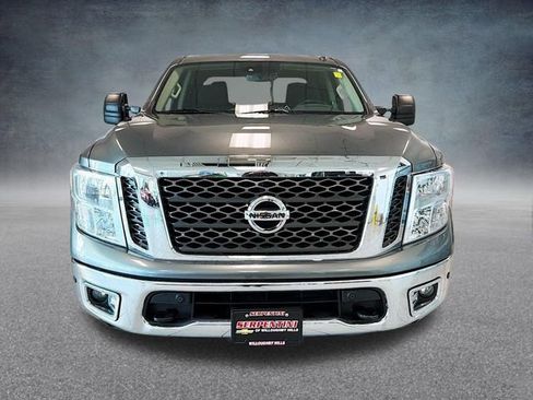 Used 2017 Nissan Titan SV image 3