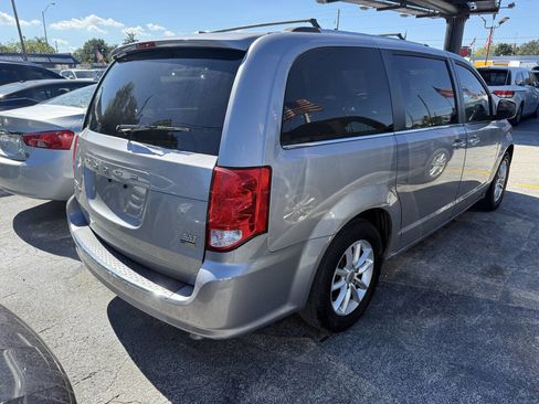 Used 2019 Dodge Grand Caravan SXT image 4