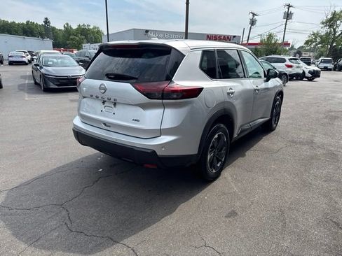 Used 2025 Nissan Rogue SV AWD/4WD image 2