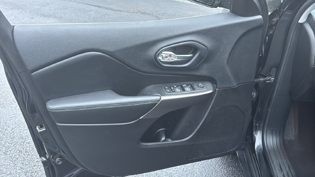 Used 2019 Jeep Cherokee Latitude Plus w/ Cold Weather Group AWD/4WD image 16