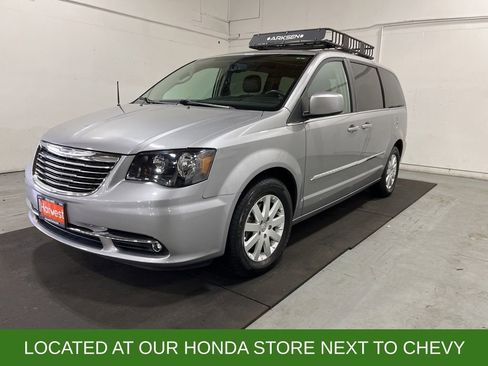 Used 2014 Chrysler Town & Country Touring image 3
