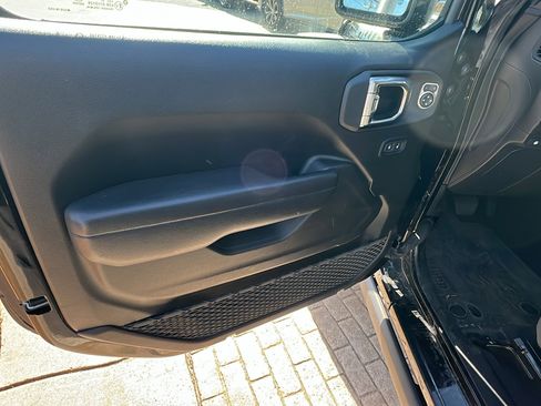 Used 2025 Jeep Wrangler Willys image 14