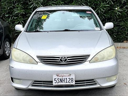 Used 2006 Toyota Camry XLE w/ VSC & Side Airbag Pkg FWD image 2