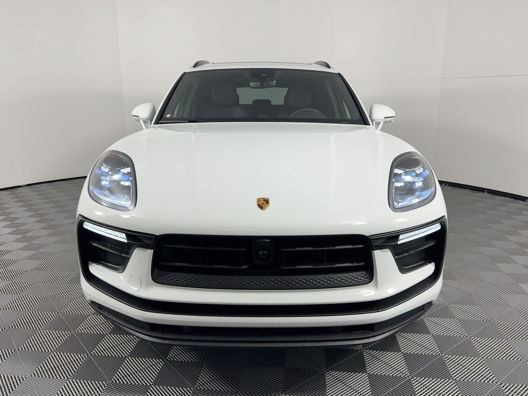 Certified 2026 Porsche Macan AWD/4WD image 6