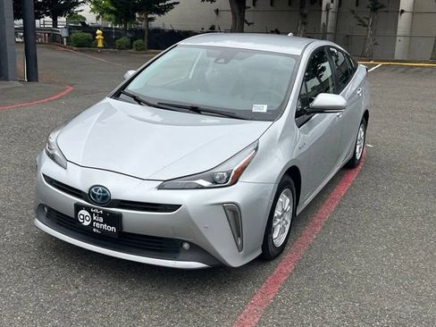Used 2020 Toyota Prius LE AWD/4WD image 3