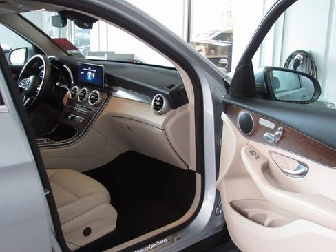 Used 2022 Mercedes-Benz GLC 300 4MATIC w/ Premium Package Lite image 17
