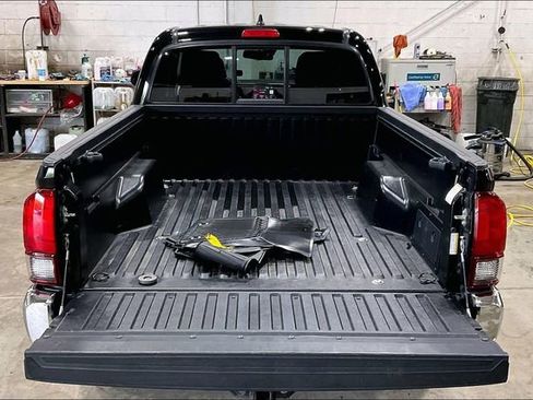 Used 2020 Toyota Tacoma SR5 AWD/4WD image 32