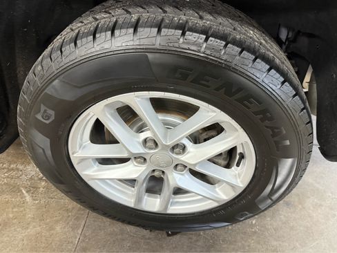 Used 2022 Jeep Grand Cherokee L Laredo w/ Luxury Tech Group I image 33