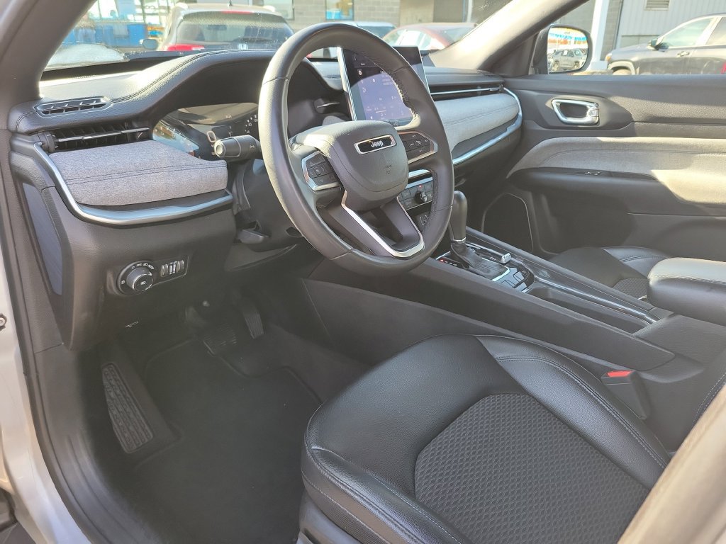 Used 2024 Jeep Compass Latitude AWD/4WD image 25