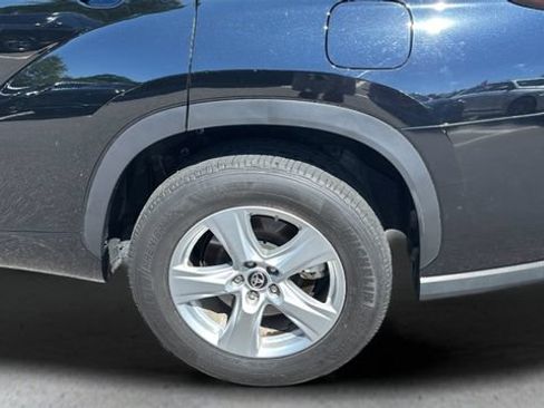 Used 2024 Toyota Highlander LE FWD image 31