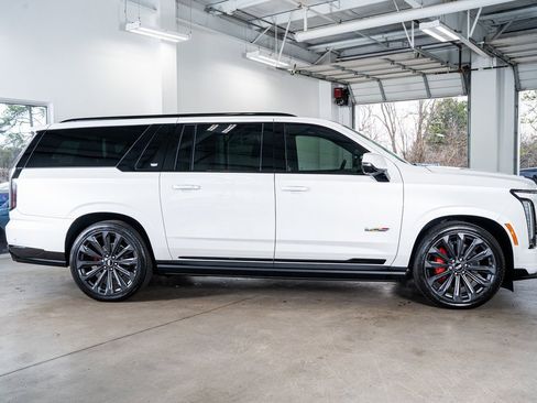 Used 2025 Cadillac Escalade ESV V image 5