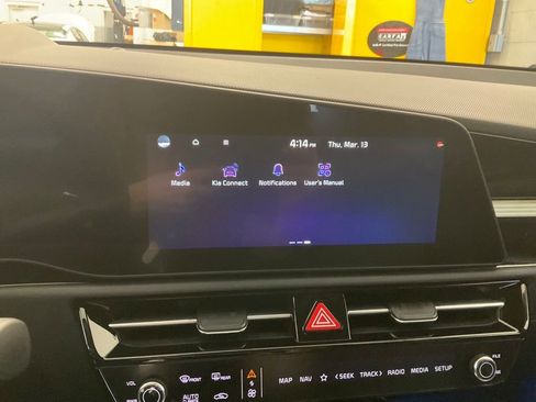 Certified 2025 Kia Niro EX image 18