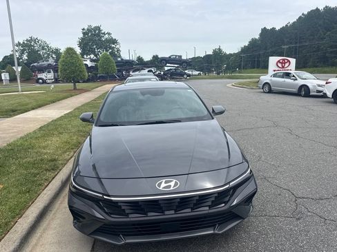Used 2025 Hyundai Elantra Limited FWD image 6