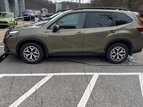 Used 2022 Subaru Forester Premium image 3