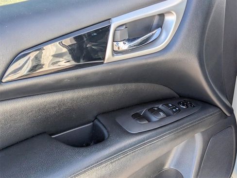 Used 2015 Nissan Pathfinder SV image 17