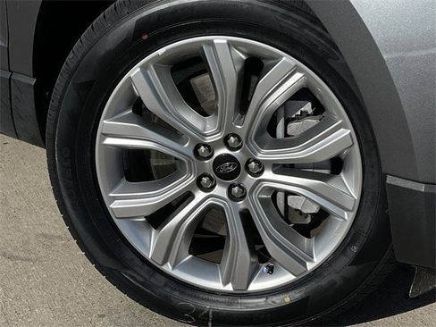 Used 2024 Ford Edge Titanium image 10