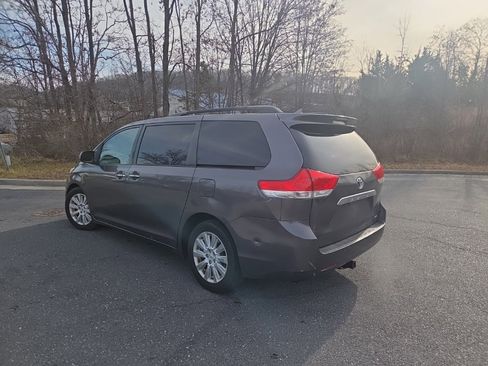 Used 2012 Toyota Sienna AWD image 3
