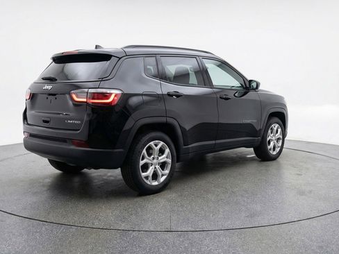 Used 2025 Jeep Compass Latitude AWD/4WD image 9