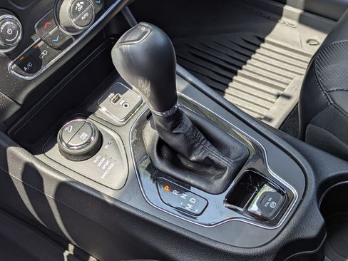 Used 2019 Jeep Cherokee Limited AWD/4WD image 23