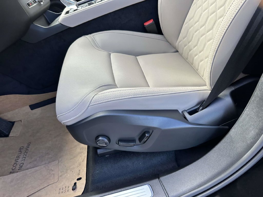 New 2026 Volvo XC90 T8 Plus w/ Protection Package Premier AWD/4WD image 16