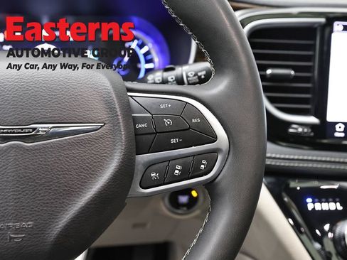 Used 2023 Chrysler Pacifica Limited FWD image 16
