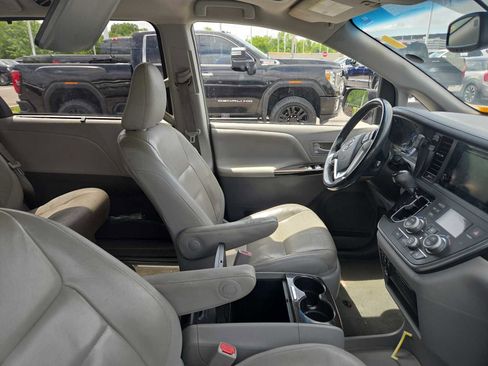 Used 2015 Toyota Sienna XLE w/ XLE Navigation Package FWD image 11