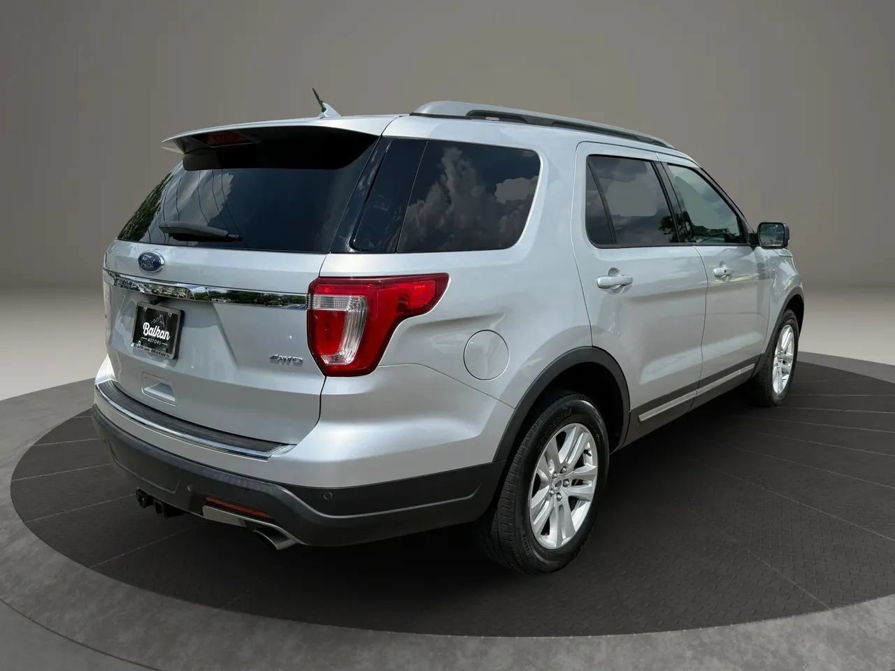 Used 2018 Ford Explorer XLT w/ Equipment Group 201A AWD/4WD image 5