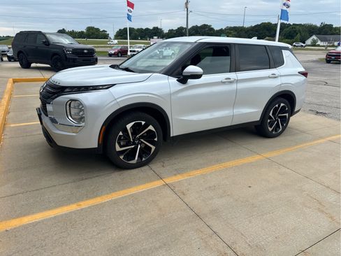 Used 2022 Mitsubishi Outlander ES FWD image 2