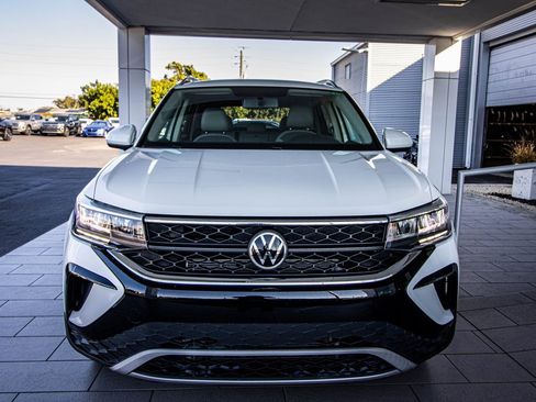 Certified 2022 Volkswagen Taos SE image 7